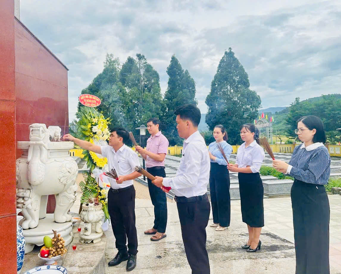 Đảng viên chi bộ Văn phòng Đảng uỷ xã viếng hương nghĩa trang liệt sỹ Sơn Viên
